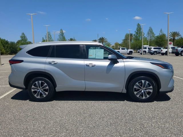 Used 2023 Toyota Highlander XLE image 3