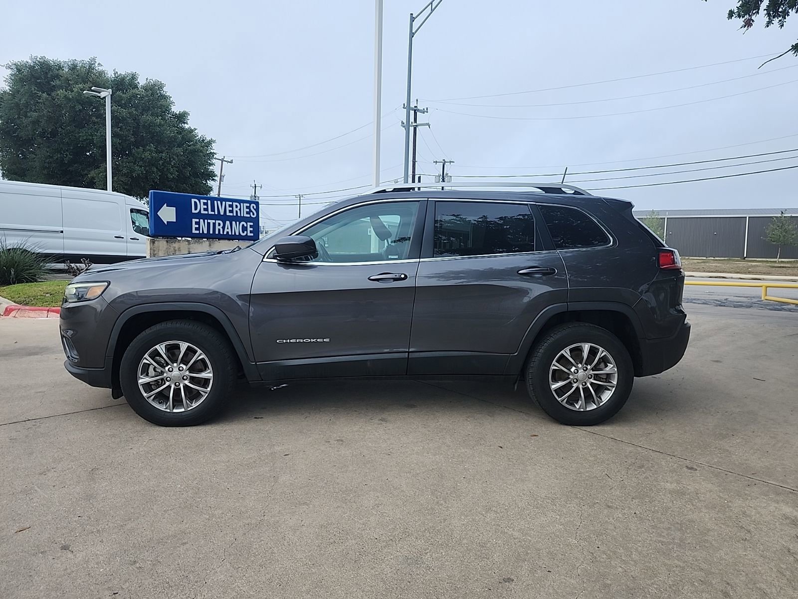 Used 2019 Jeep Cherokee Latitude Plus AWD/4WD image 6