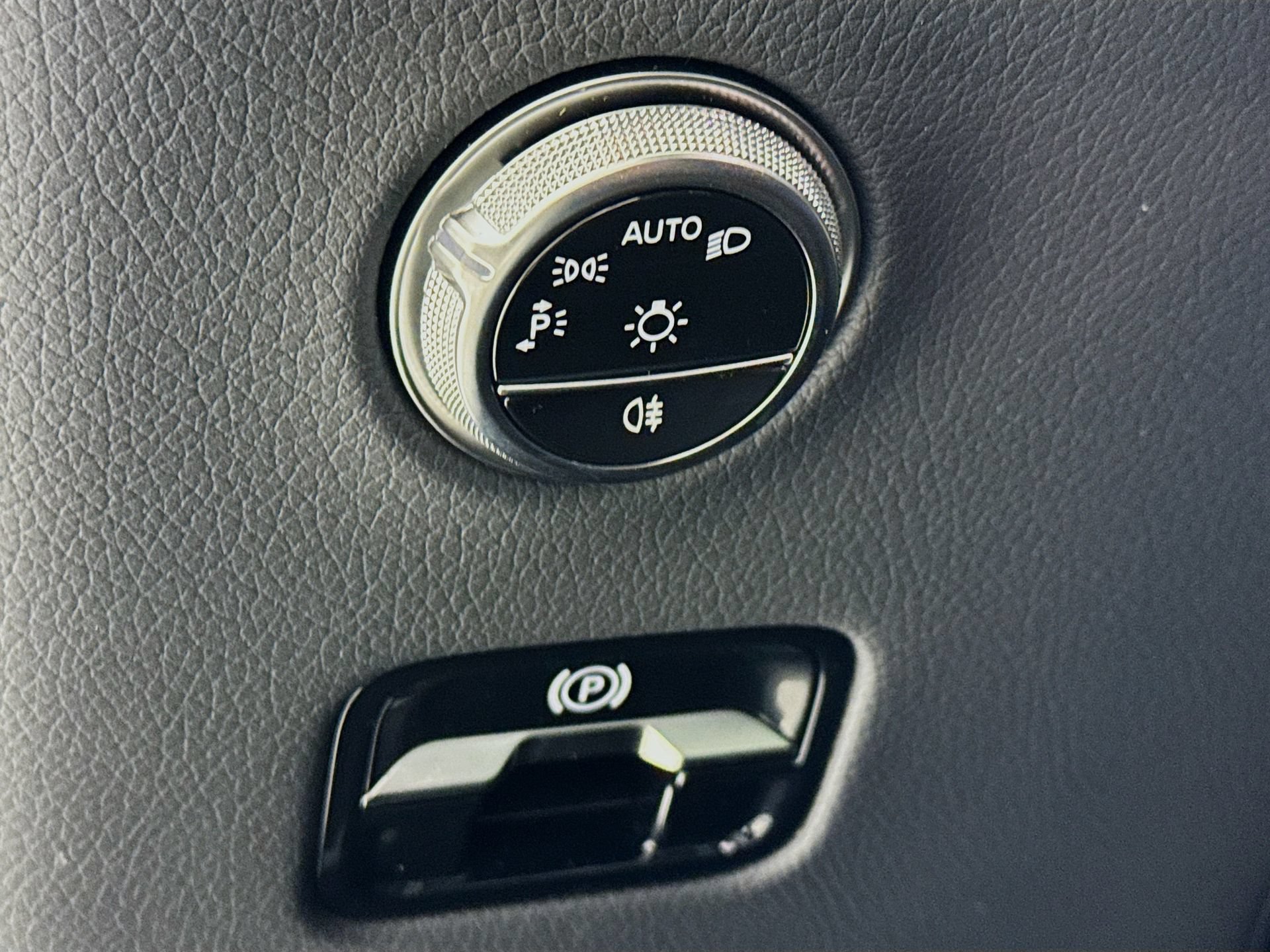 Certified 2025 Mercedes-Benz GLC 300 image 11