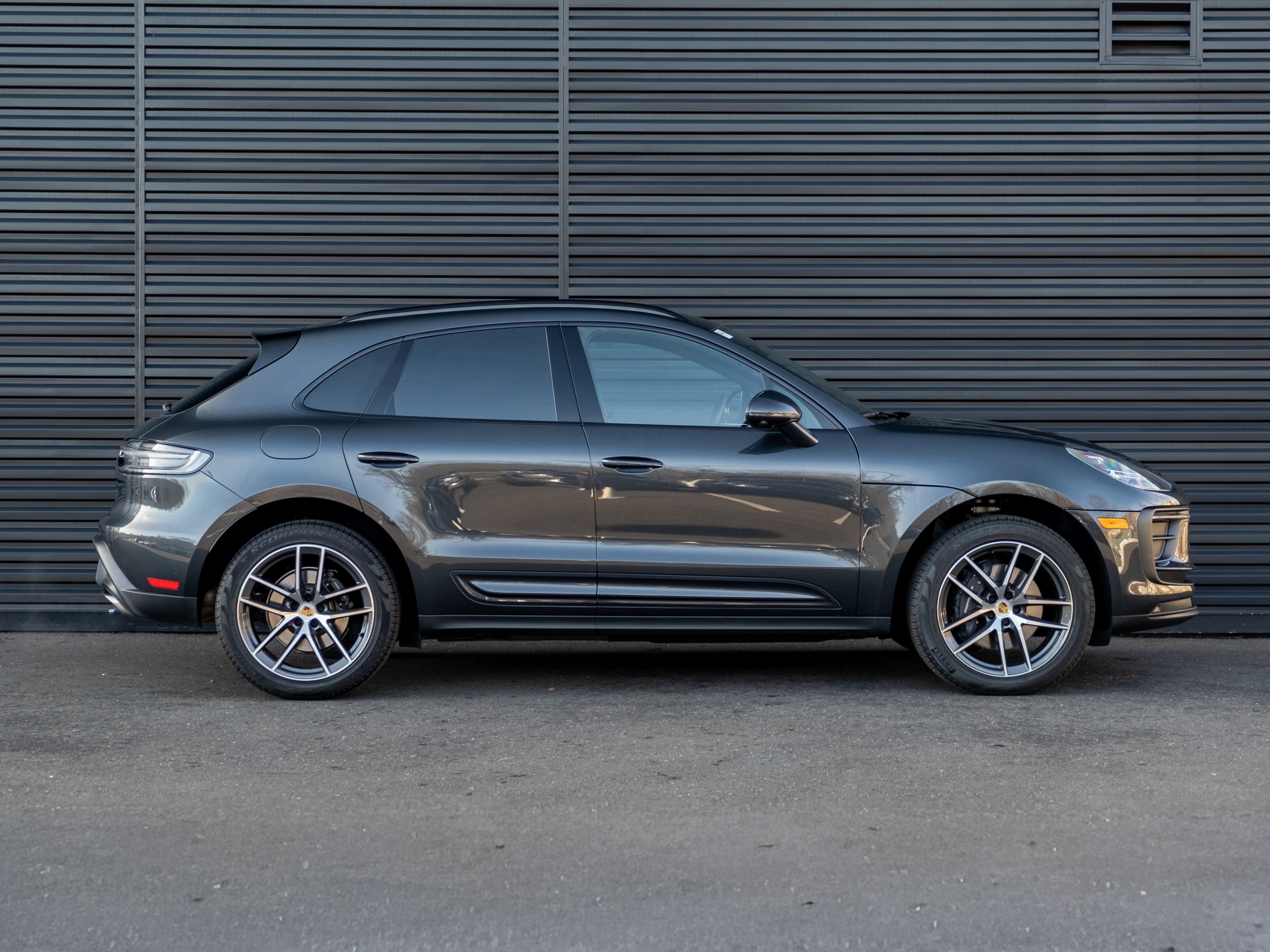 Certified 2025 Porsche Macan image 9