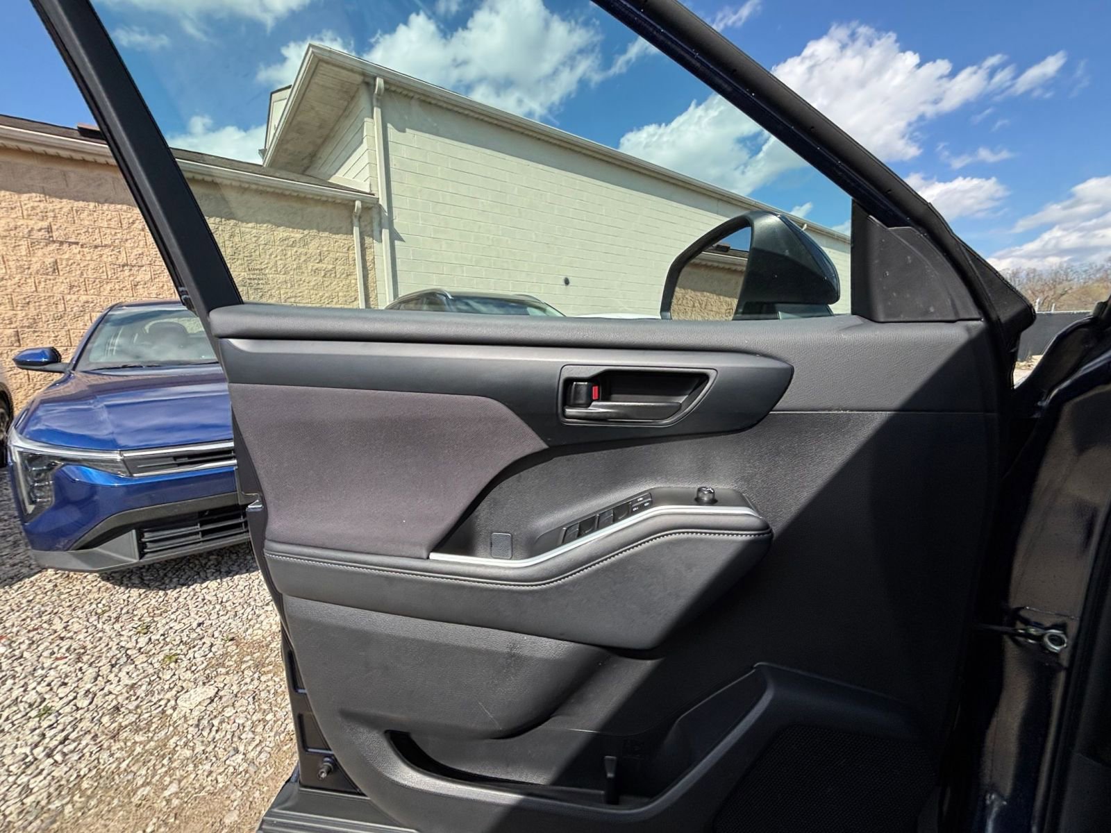 Used 2025 Toyota Highlander LE image 18