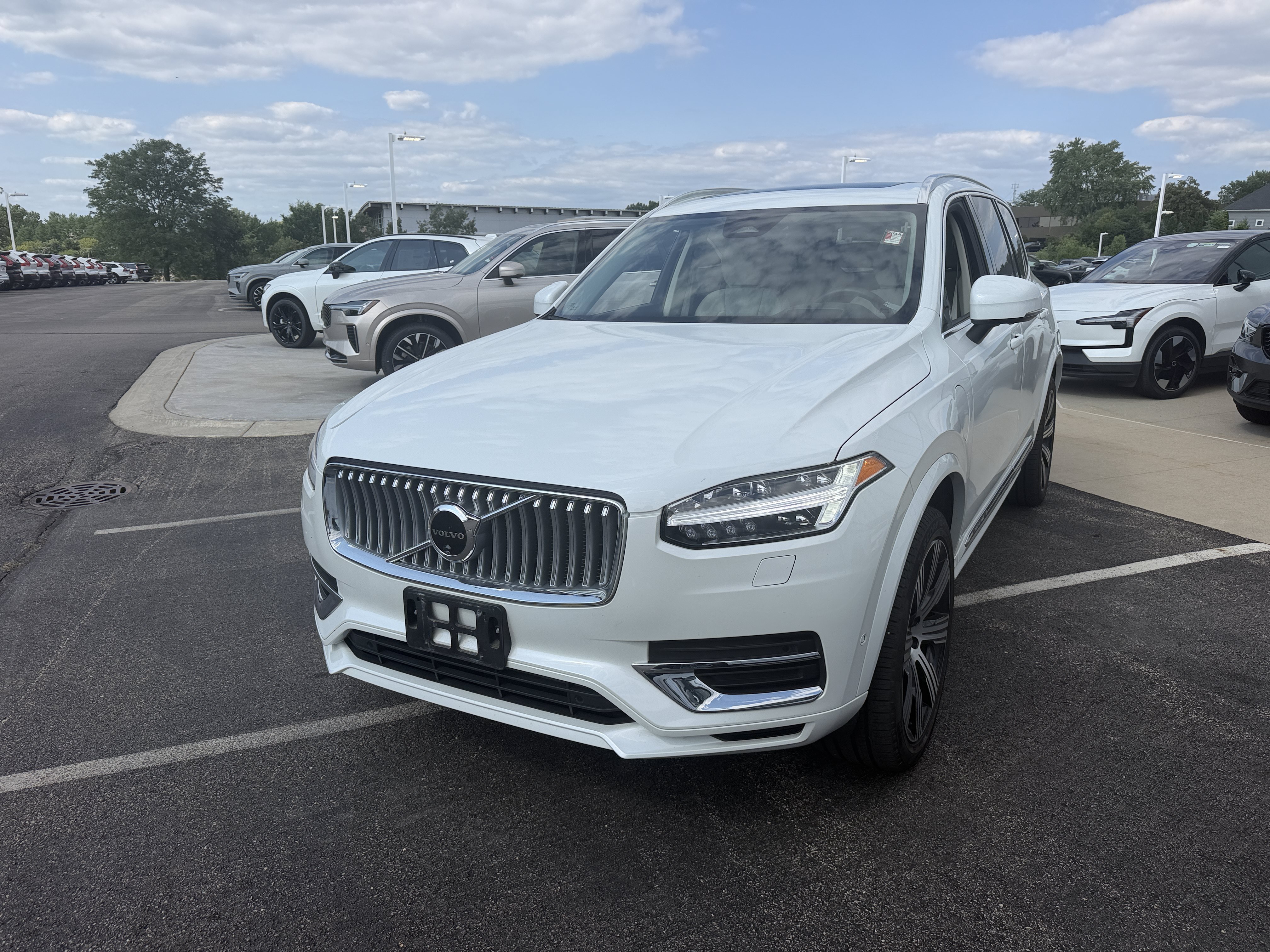Used 2024 Volvo XC90 T8 Ultimate w/ Protection Package Premier AWD/4WD image 7