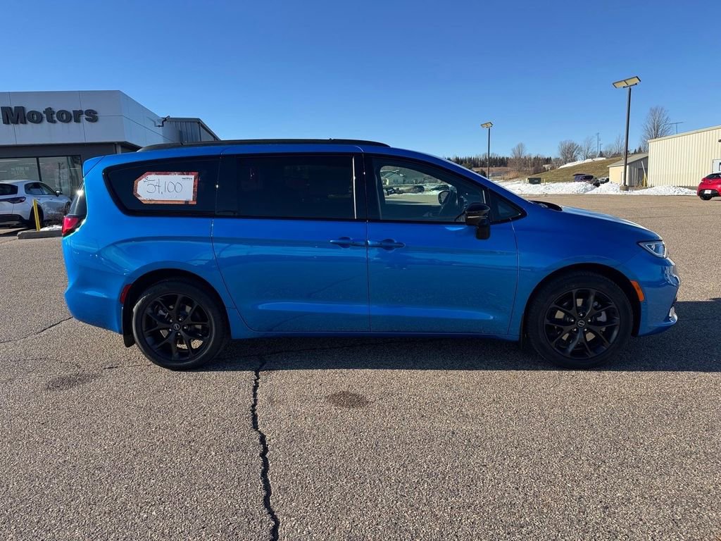 New 2026 Chrysler Pacifica Limited w/ S Appearance Package image 2