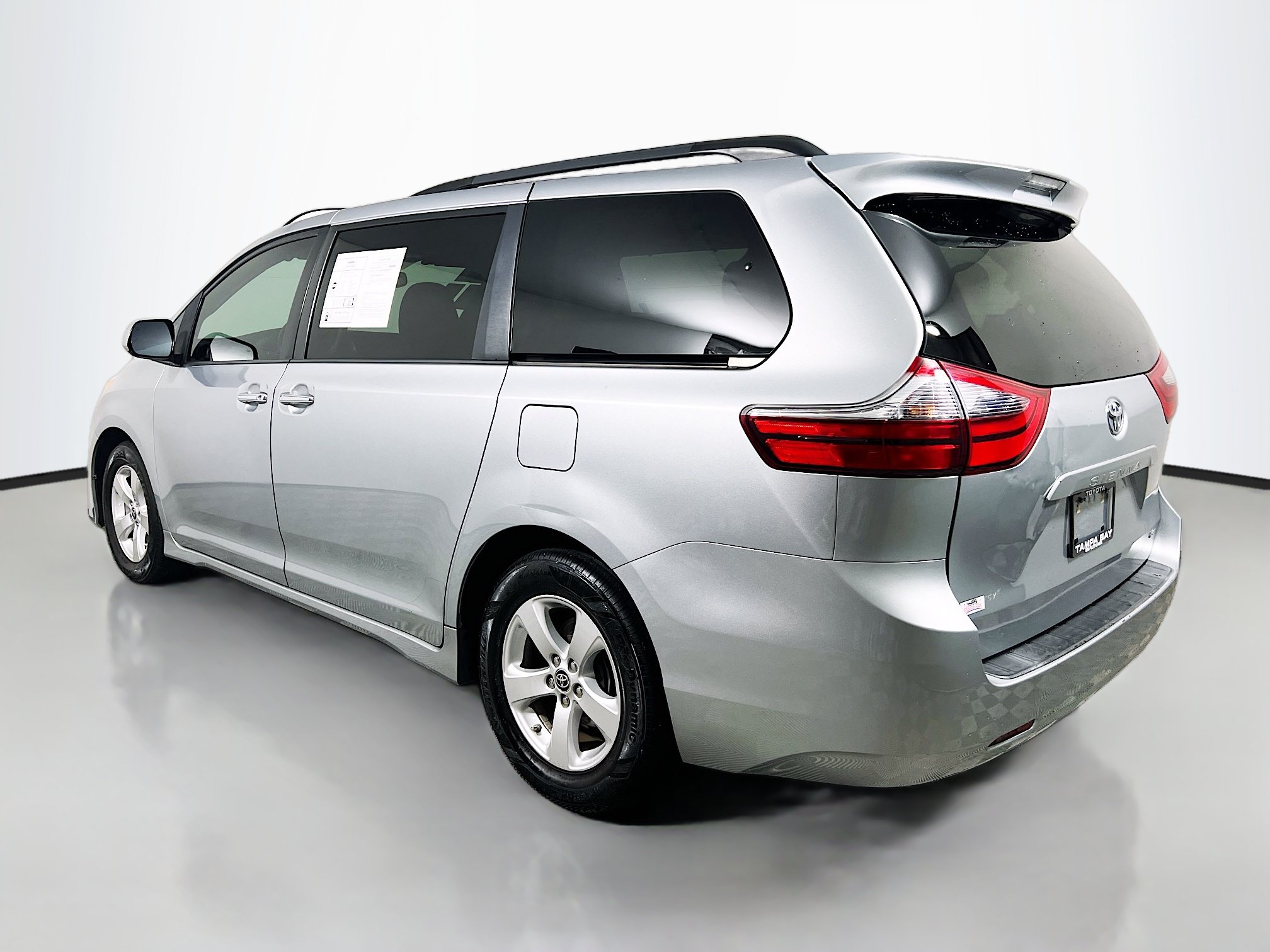 Used 2020 Toyota Sienna LE w/ LE Preferred Package FWD image 8