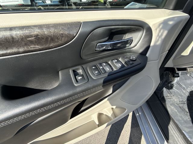 Used 2019 Dodge Grand Caravan SE w/ UConnect Hands-Free Group FWD image 13