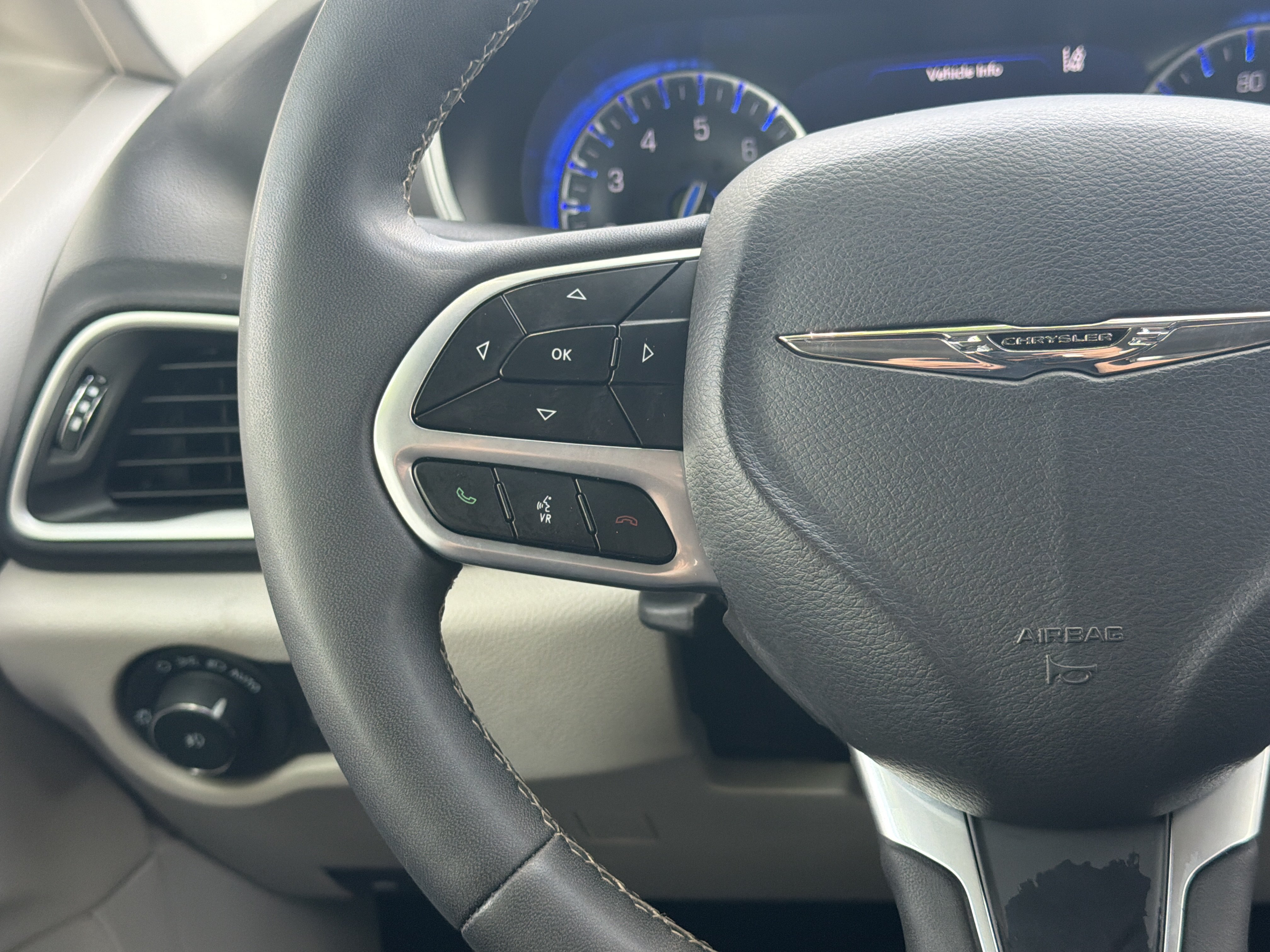 Used 2024 Chrysler Pacifica Touring-L FWD image 18