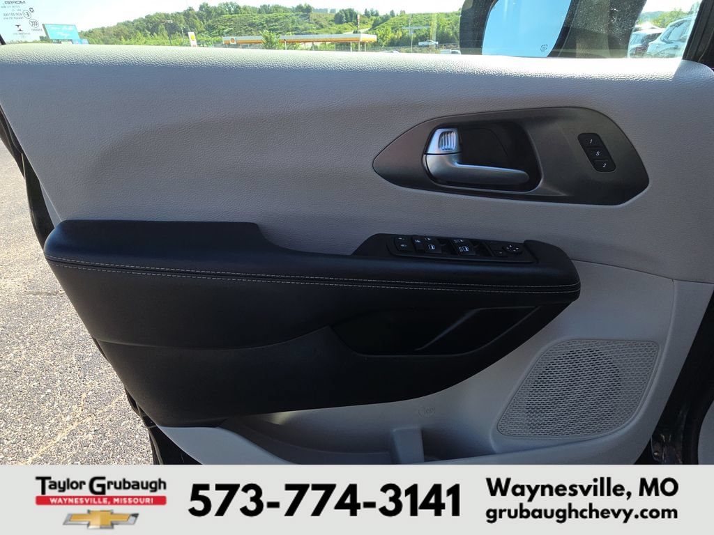 Used 2023 Chrysler Pacifica Touring-L FWD image 12