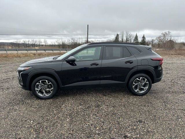 Used 2025 Chevrolet Trax LT FWD image 4