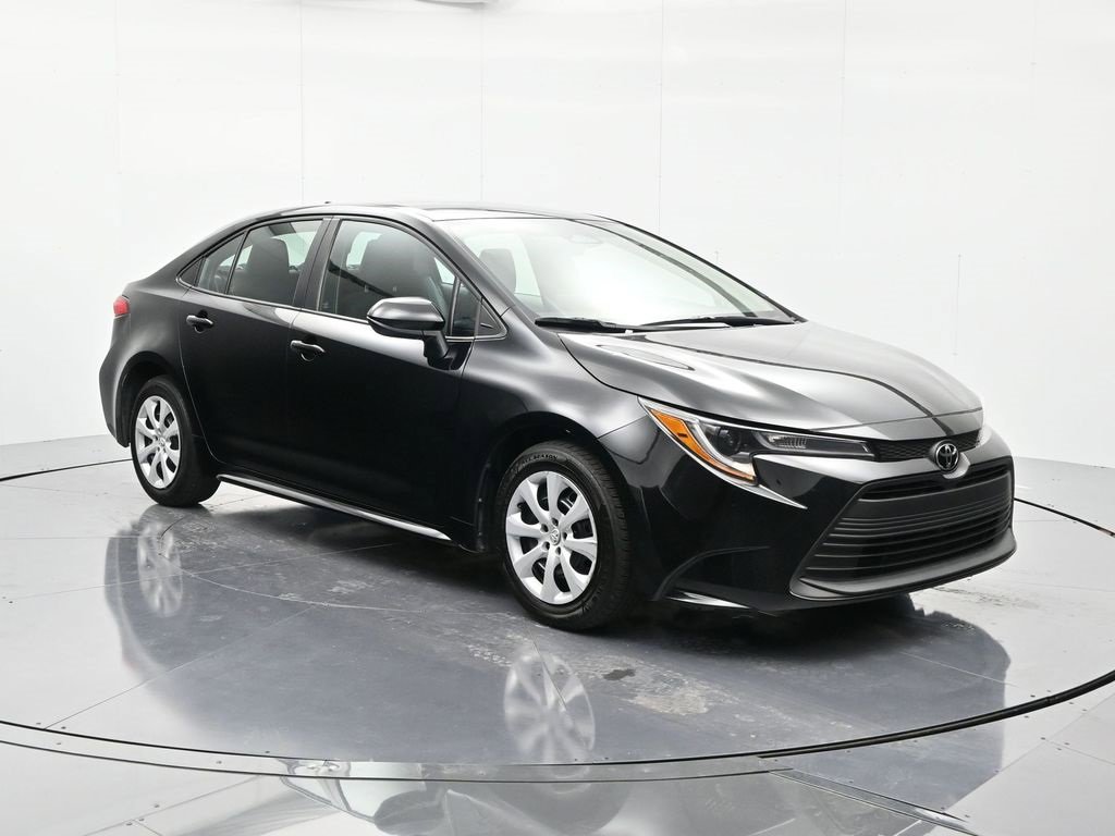 Used 2023 Toyota Corolla LE image 3