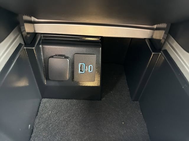 Used 2022 Ford Explorer Limited image 29