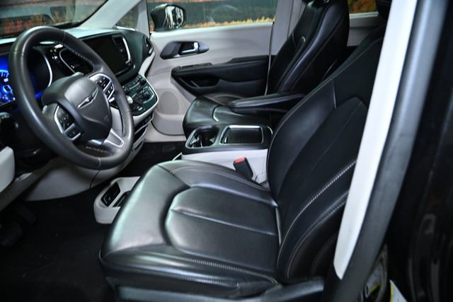 Used 2023 Chrysler Pacifica Touring-L image 19