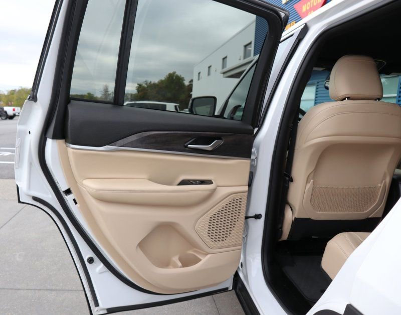 Used 2023 Jeep Grand Cherokee Limited image 16