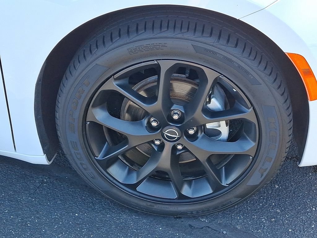 Used 2025 Chrysler Pacifica Limited FWD image 8