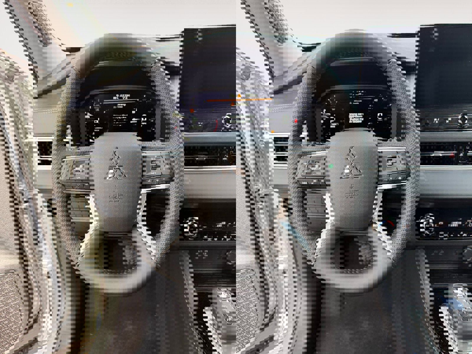 New 2025 Mitsubishi Outlander SE image 12