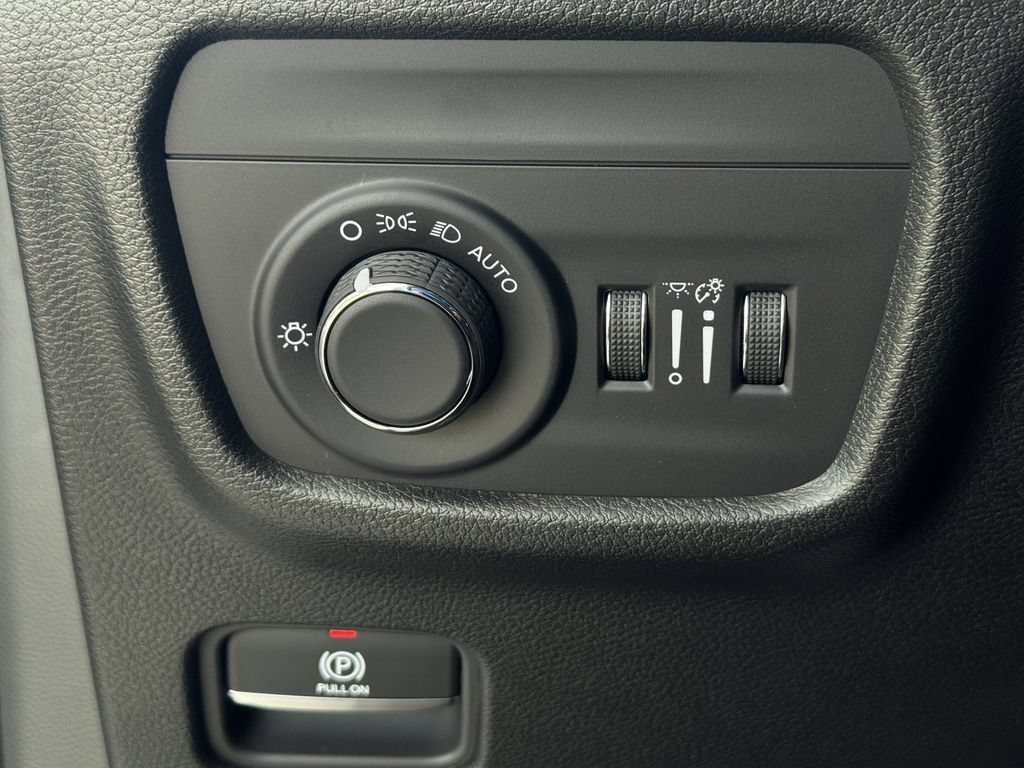 Used 2025 Jeep Grand Cherokee Laredo X w/ Luxury Tech Group I AWD/4WD image 22
