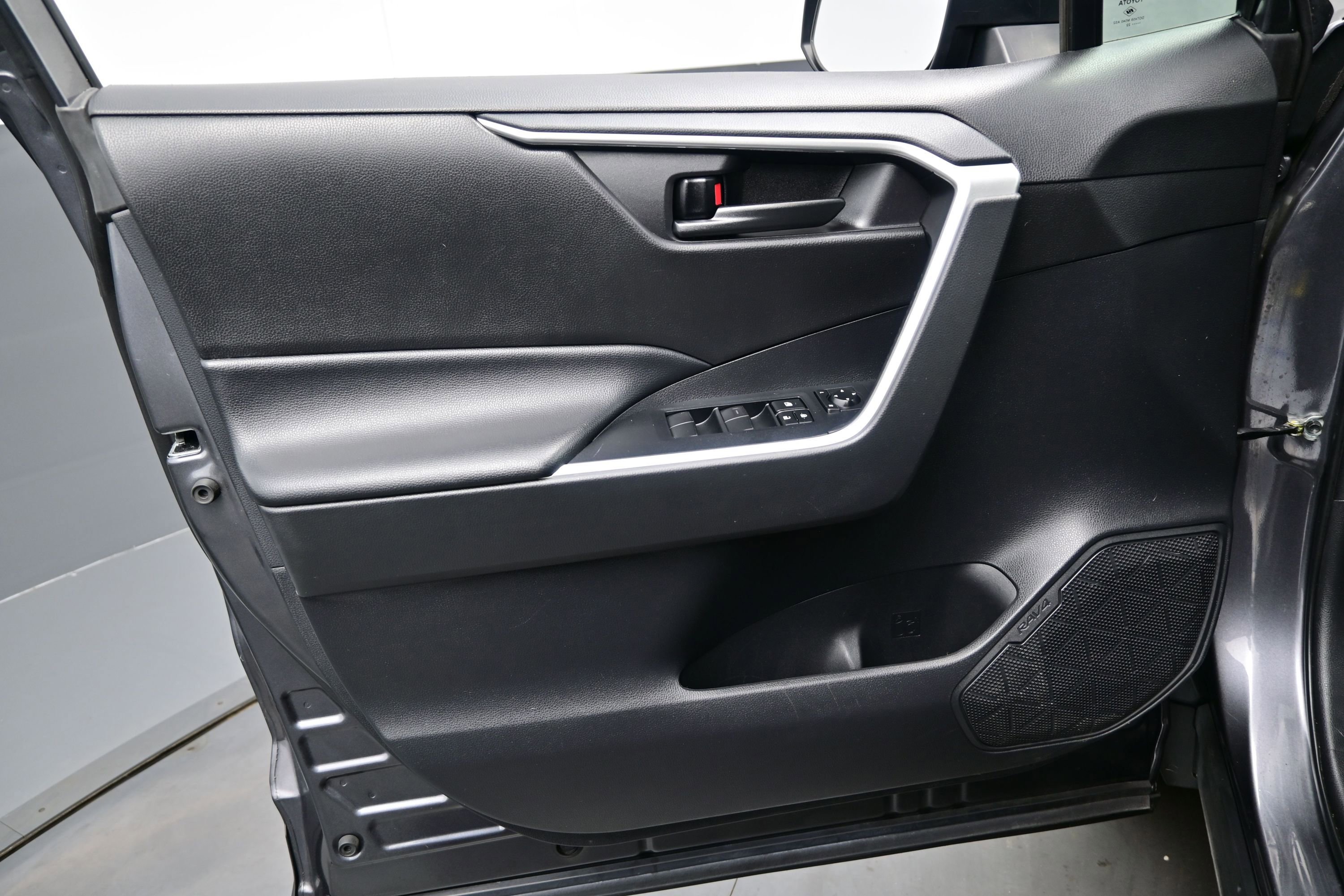 Used 2022 Toyota RAV4 LE AWD/4WD image 9