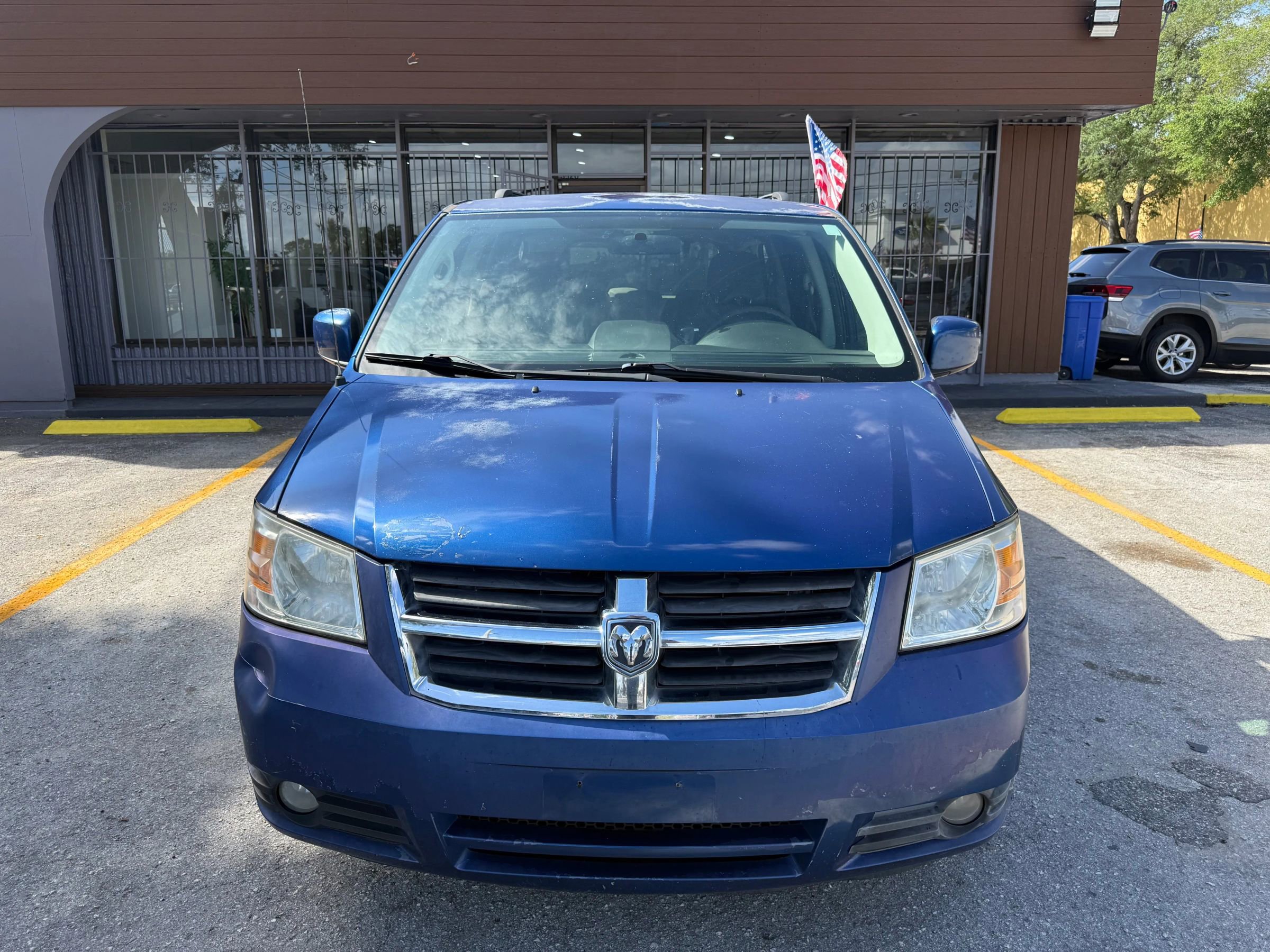 Used 2010 Dodge Grand Caravan SXT FWD image 2