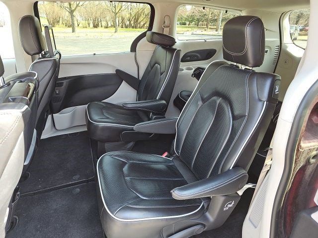 Used 2022 Chrysler Pacifica Limited w/ Uconnect Theater Family Group image 18