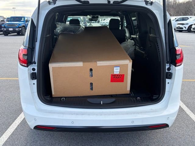 New 2026 Chrysler Pacifica Select image 7