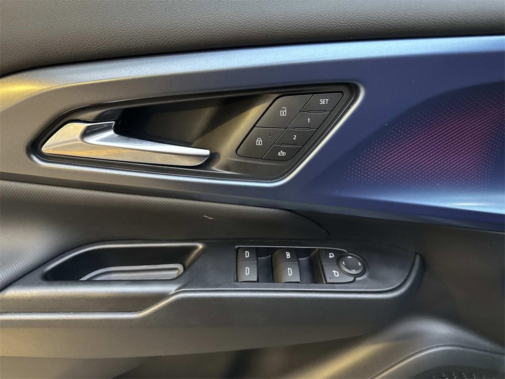 Used 2025 Chevrolet Equinox EV LT w/ Convenience Package II image 21