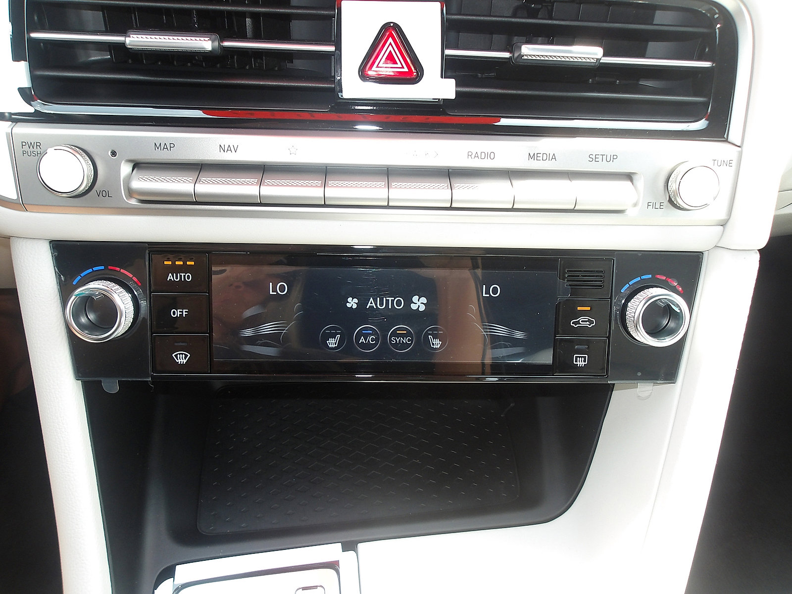 Used 2025 Genesis G70 2.5T image 20