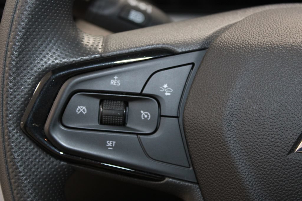 Used 2025 Chevrolet Trax LT FWD image 40