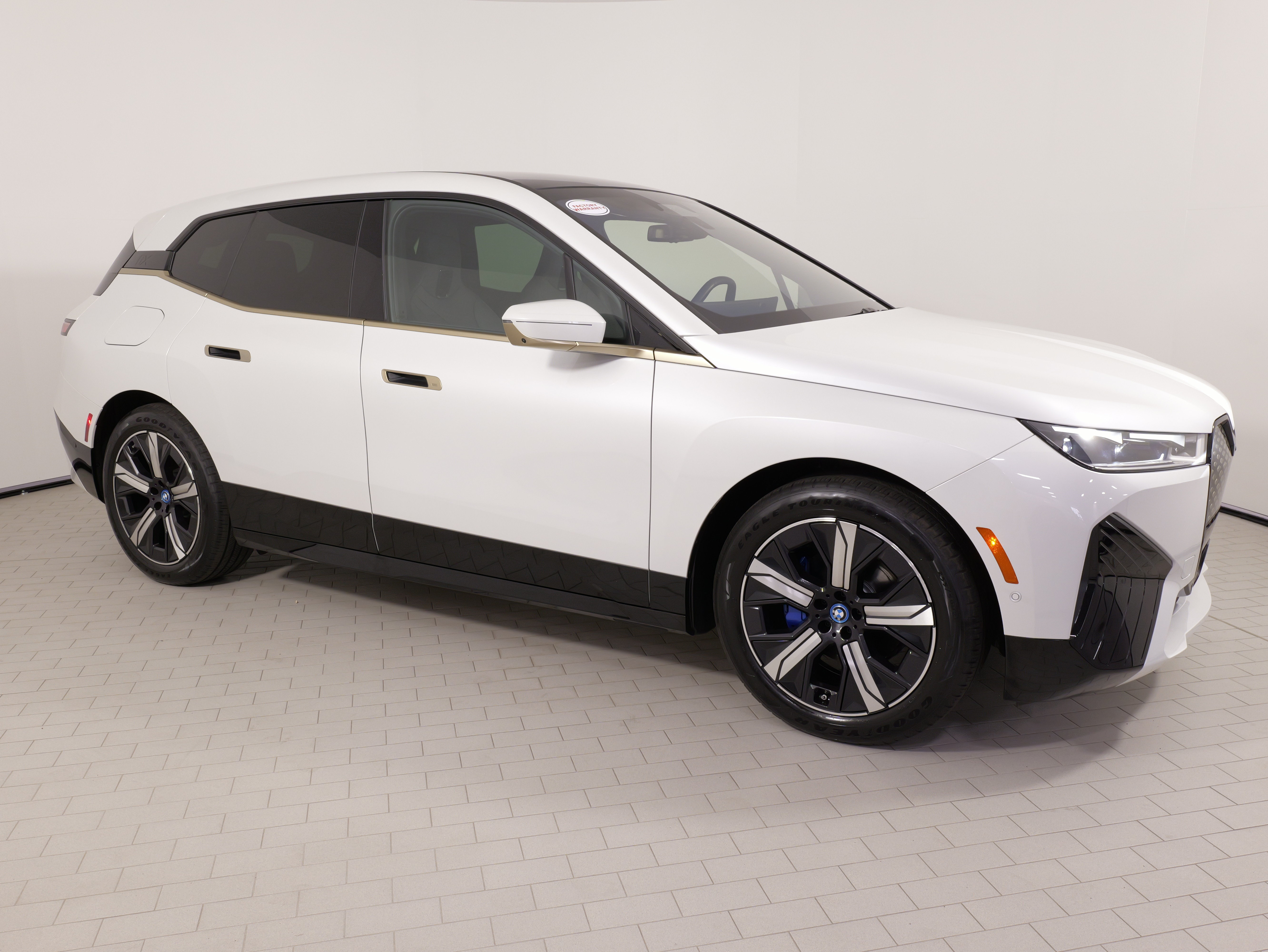 Used 2023 BMW iX xDrive50 w/ Premium Package AWD/4WD image 8