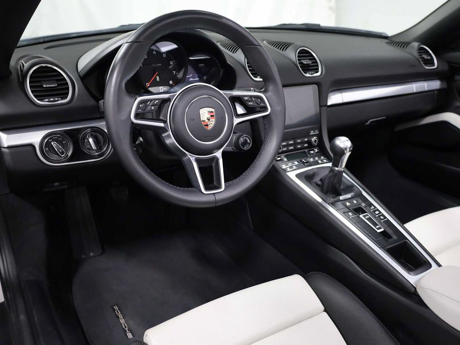 Used 2025 Porsche 718 Boxster RWD image 4