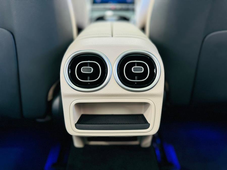 Used 2025 Mercedes-Benz C 300 4MATIC Sedan image 29