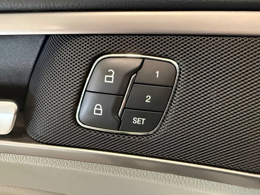 Used 2020 Ford Fusion SEL FWD image 16