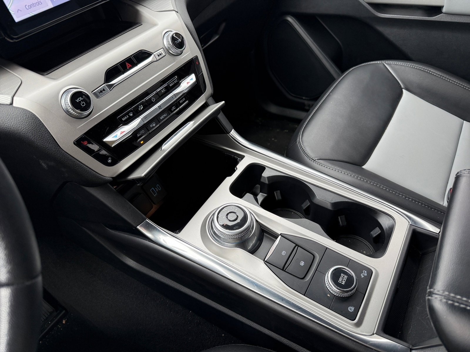 Used 2022 Ford Explorer XLT w/ Equipment Group 202A image 13