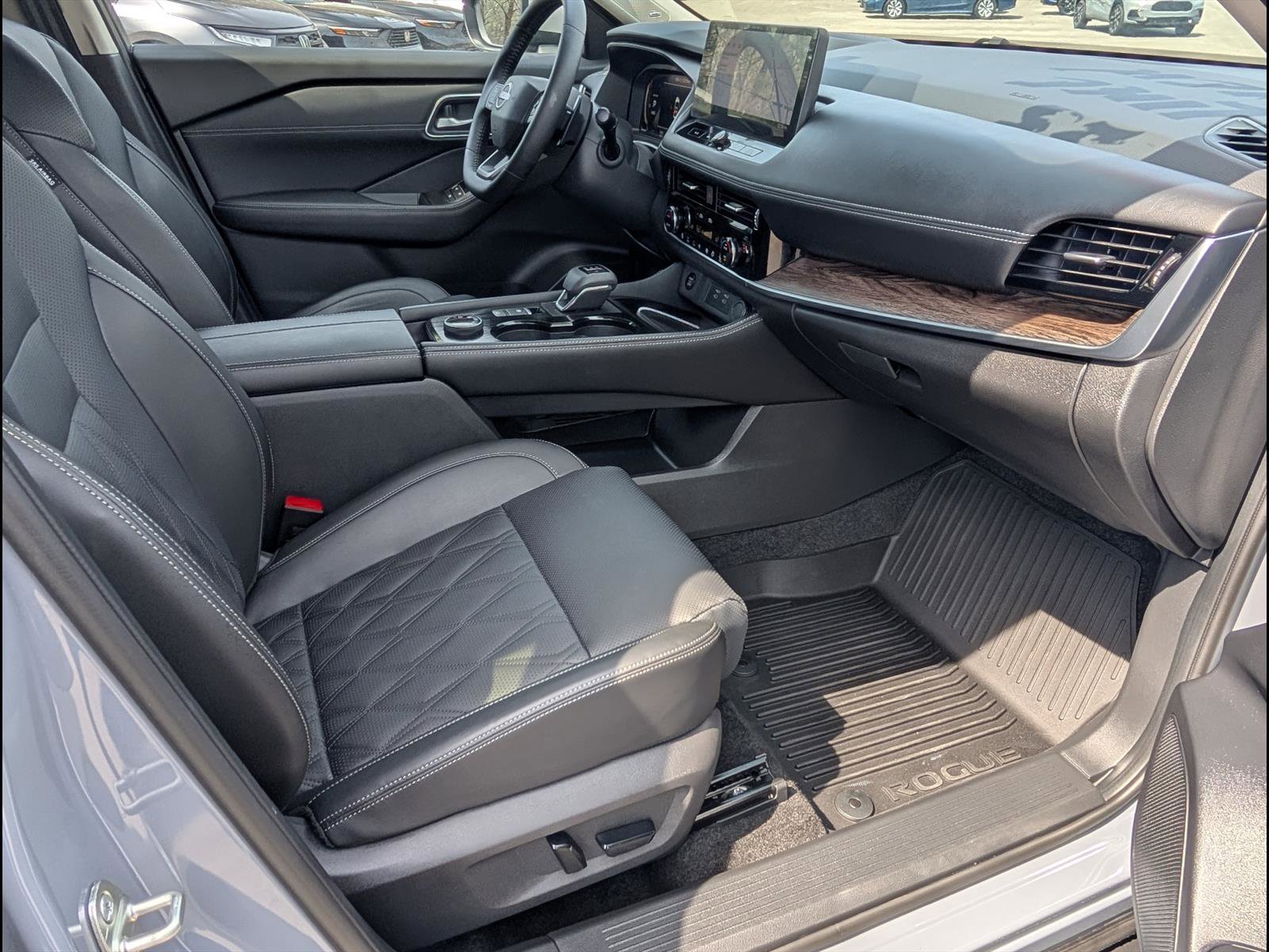 Used 2025 Nissan Rogue Platinum w/ Platinum Premium Package image 17