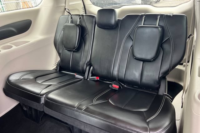 Used 2023 Chrysler Pacifica Touring-L AWD/4WD image 16