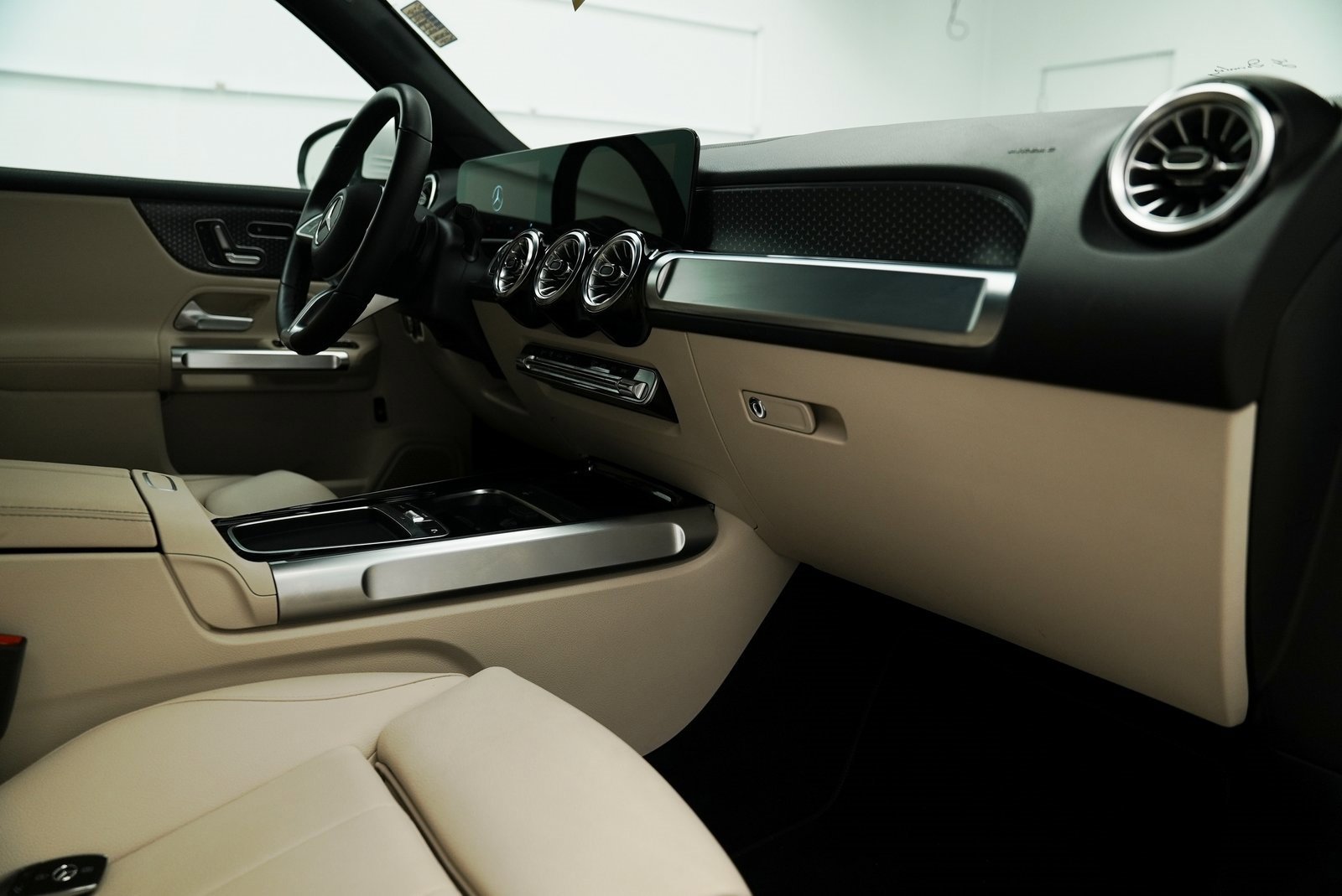 Used 2025 Mercedes-Benz GLB 250 4MATIC image 24