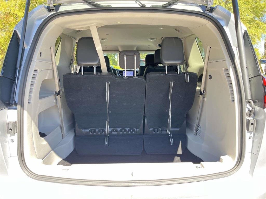 Used 2024 Chrysler Pacifica Touring-L image 8