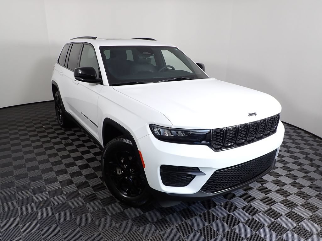Used 2025 Jeep Grand Cherokee Altitude AWD/4WD image 9