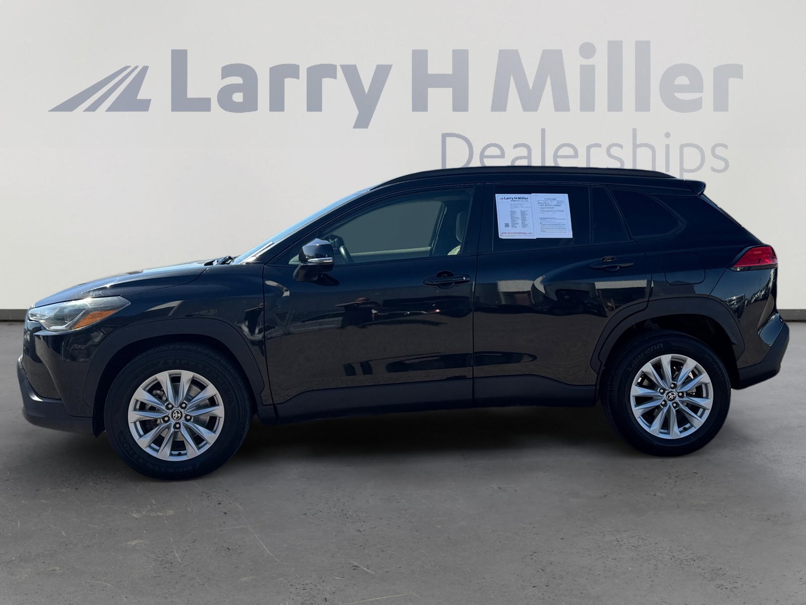 Used 2022 Toyota Corolla Cross LE FWD image 2