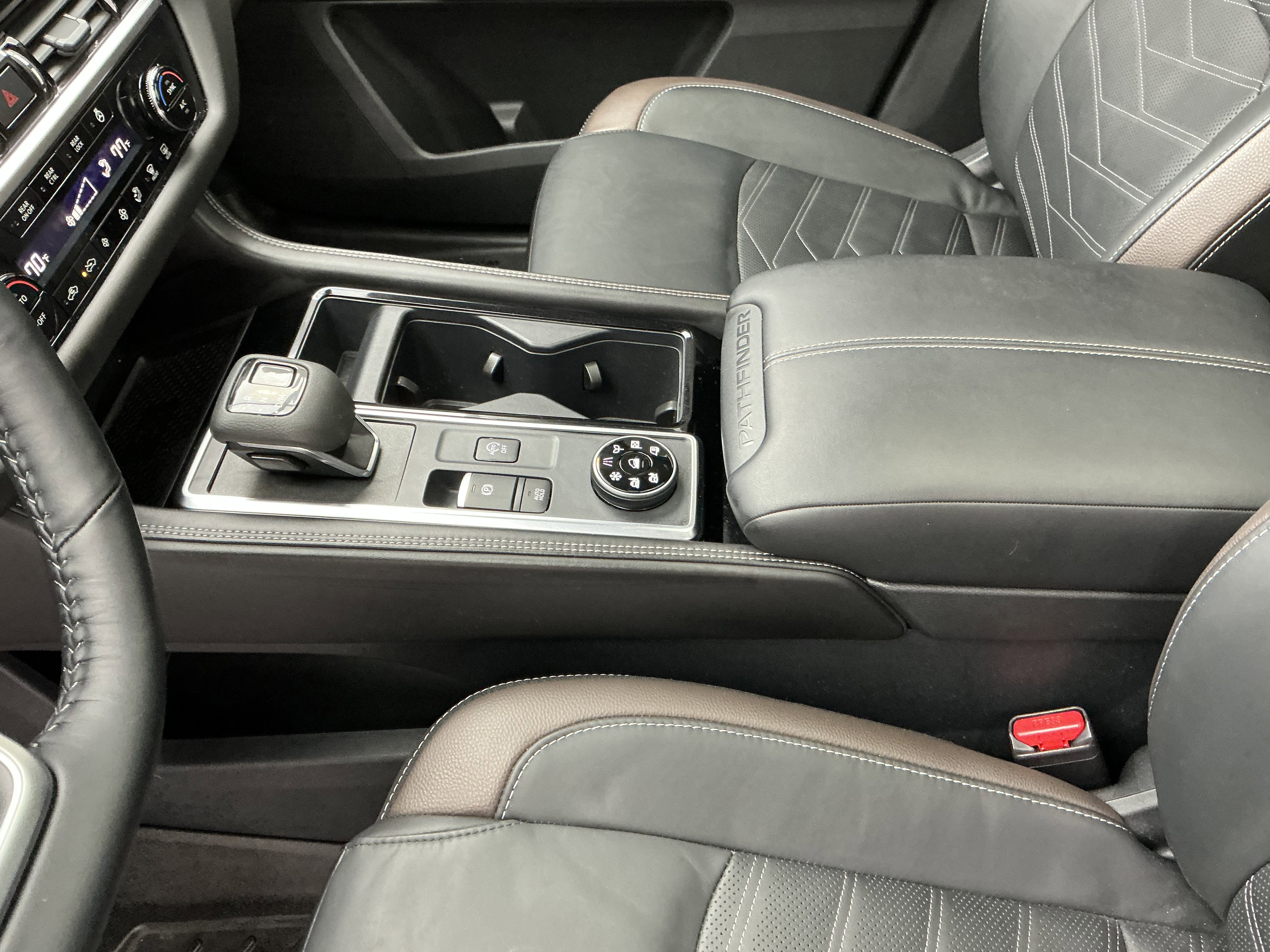 Used 2024 Nissan Pathfinder Platinum image 13