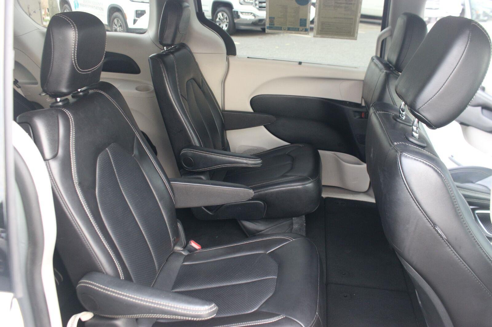 Used 2024 Chrysler Pacifica Touring-L FWD image 34