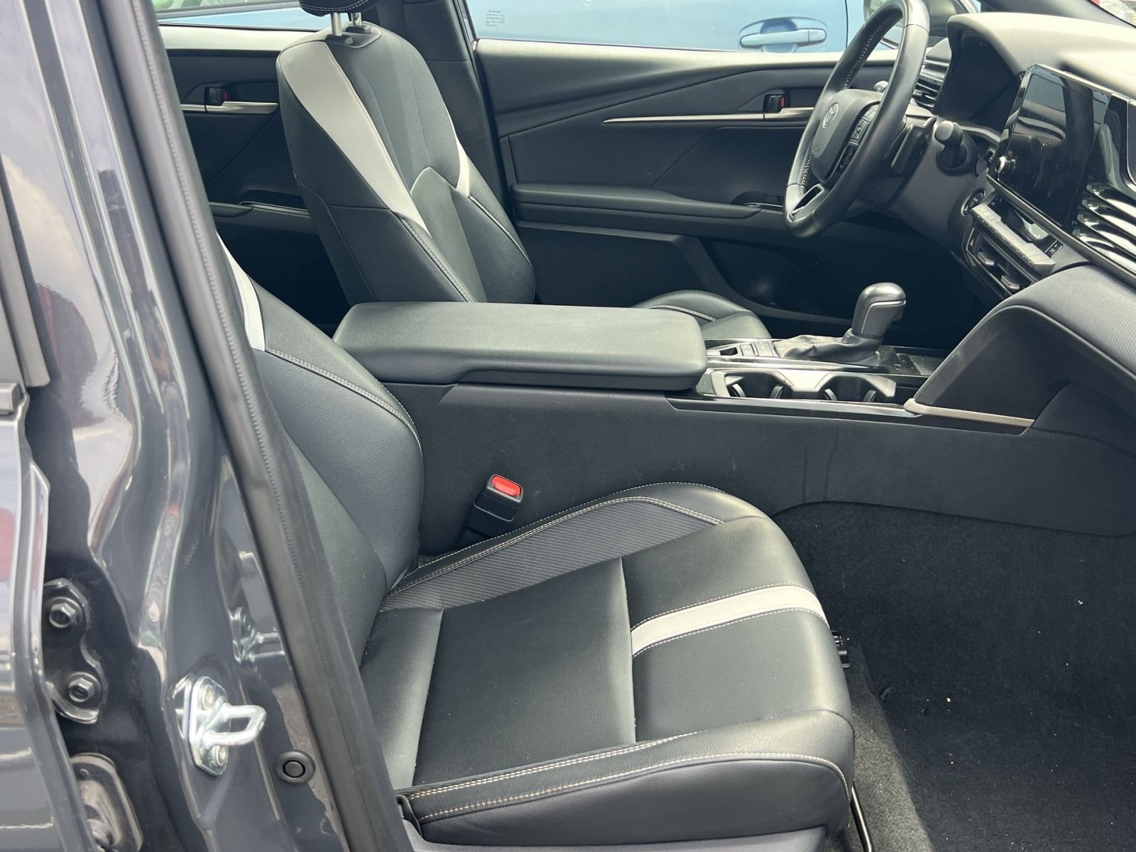 Used 2025 Toyota Camry SE FWD image 23