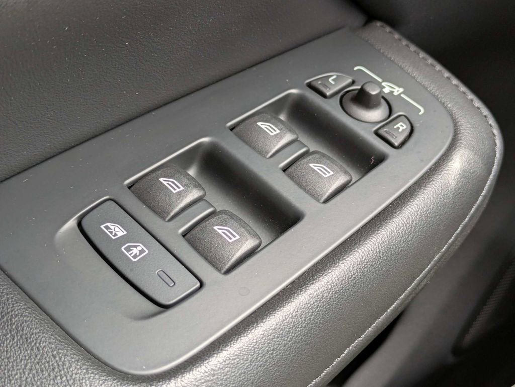 Certified 2023 Volvo S60 B5 Plus w/ Climate Package AWD/4WD image 29