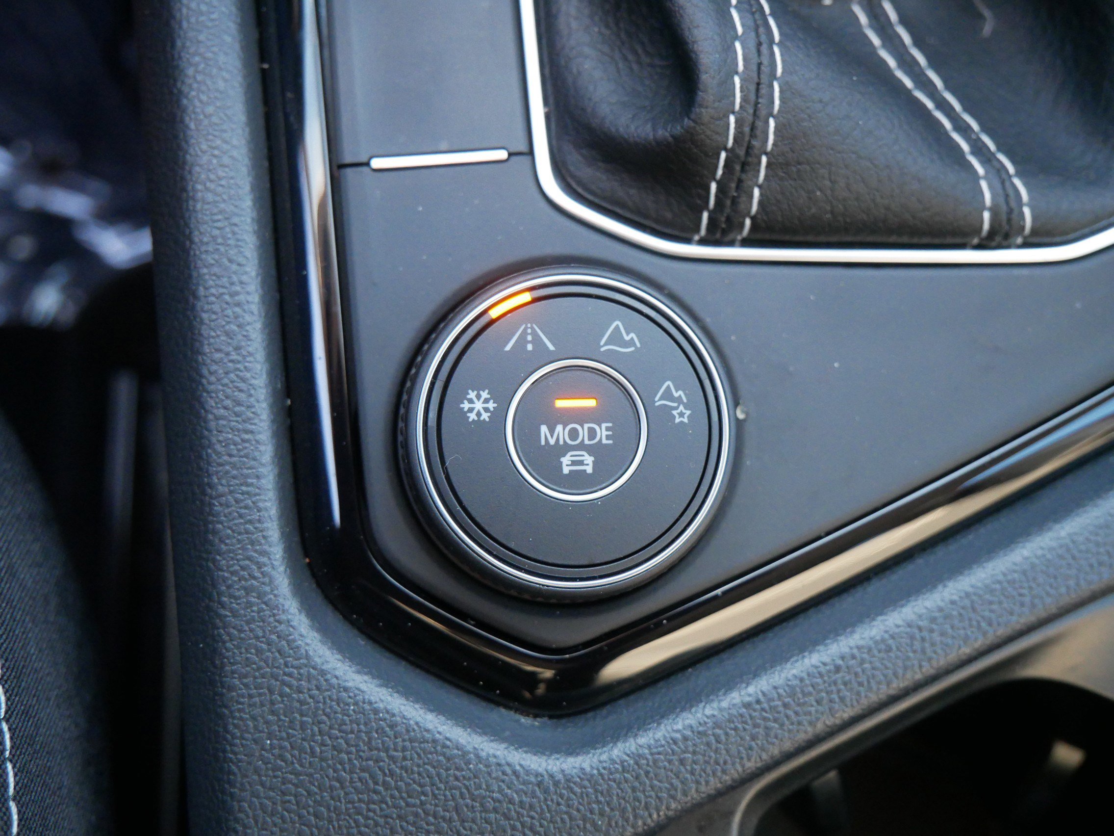 Used 2024 Volkswagen Taos SE image 32