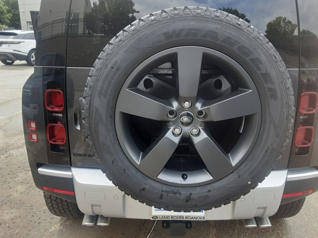 New 2024 Land Rover Defender 110 SE image 14