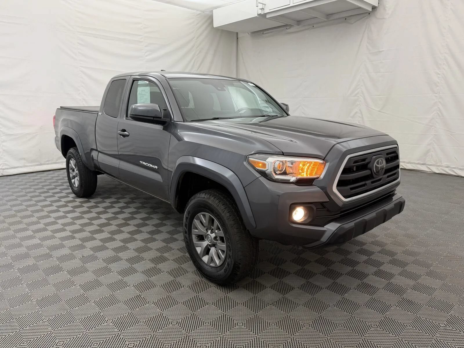 Used 2018 Toyota Tacoma SR5 w/ SR5 Appearance Package (SM) AWD/4WD image 4