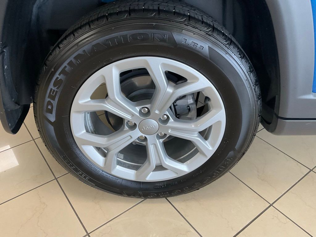 Used 2024 Jeep Compass Latitude image 8