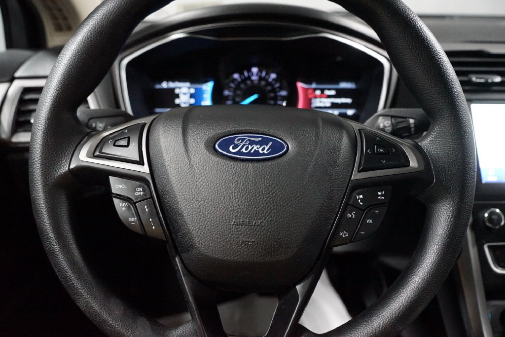 Used 2020 Ford Fusion SE FWD image 12