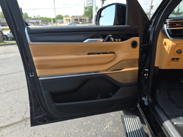Used 2024 Jeep Grand Wagoneer L Series III w/ Rear Seat Video Group 1 AWD/4WD image 12