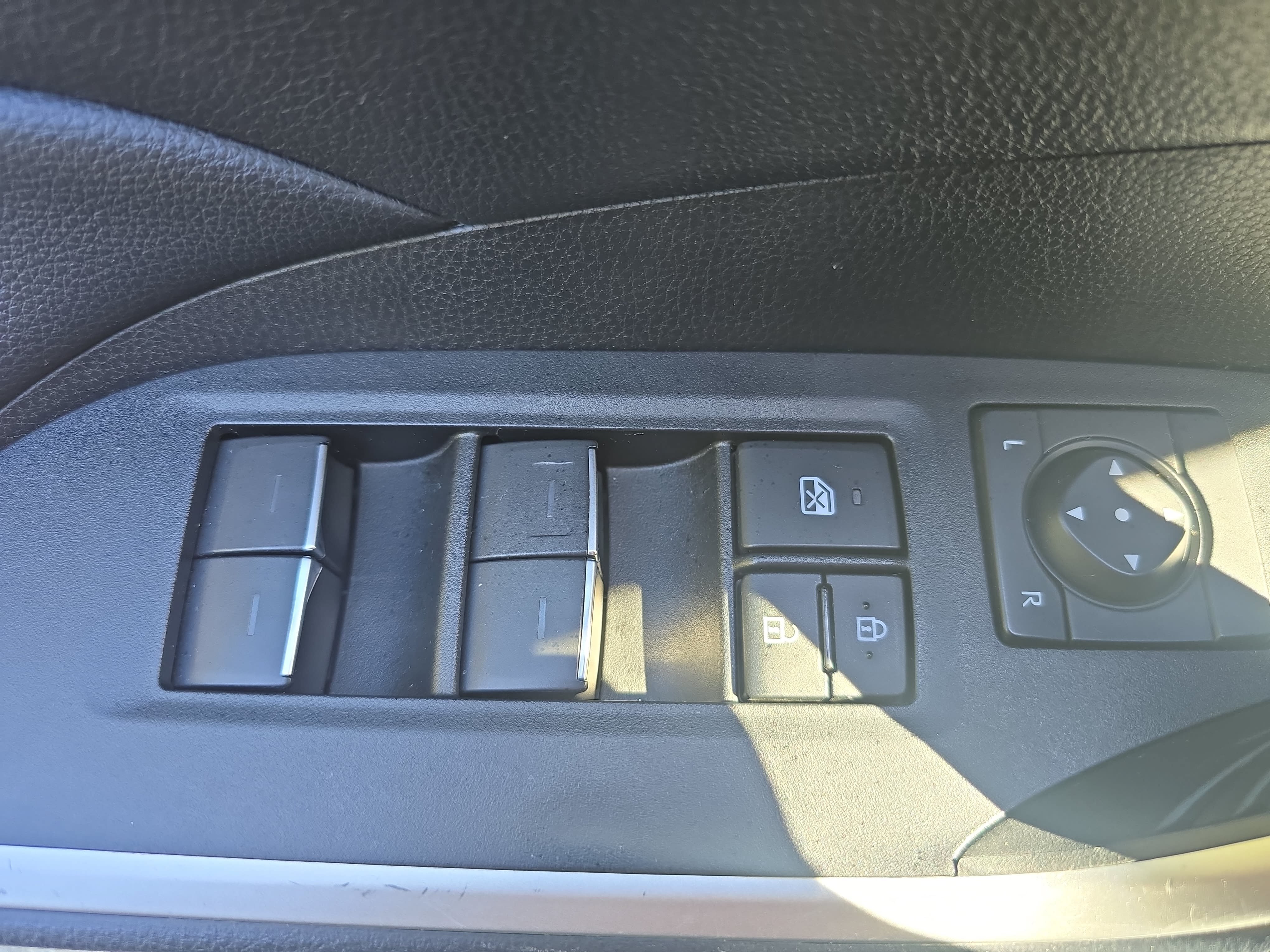 Used 2025 Toyota RAV4 XLE FWD image 25