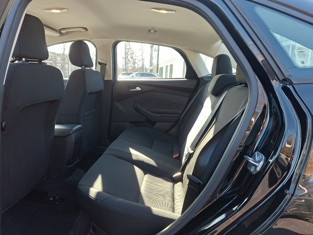 Used 2018 Ford Focus SE w/ SE Appearance Package image 9