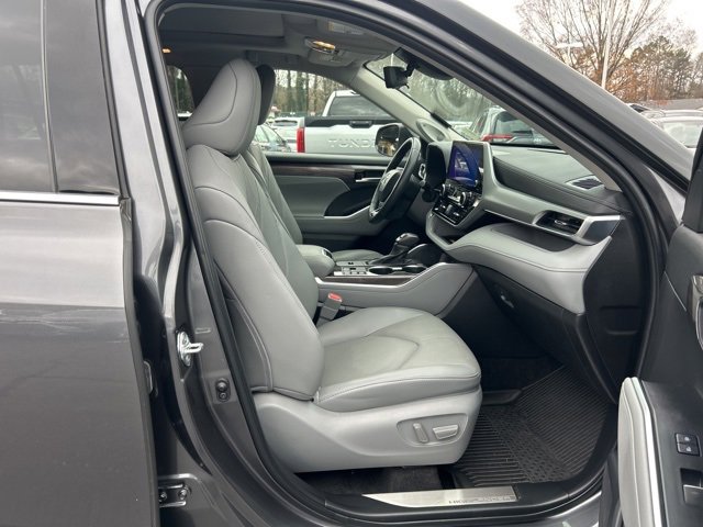 Used 2023 Toyota Highlander Platinum image 18